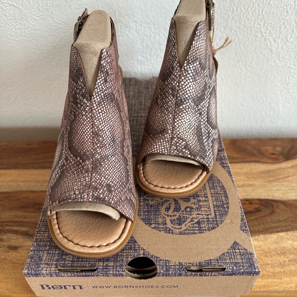 BORN SUEDE MORAINE BROWN SNAKE 🐍 Size 8